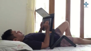 giá đỡ laptop nằm giường