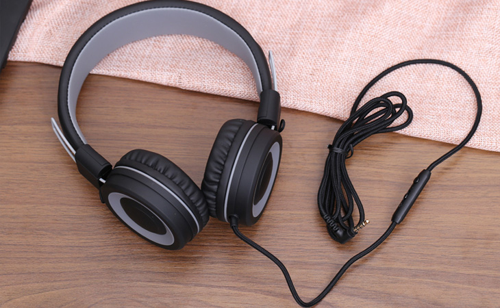 So sánh tai nghe gaming có dây và không dây