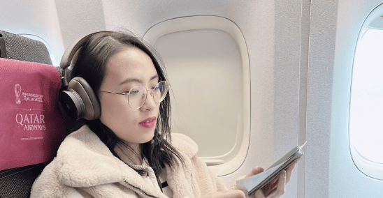 Người dùng thư giãn với tai nghe cách âm tuyệt đối khi di chuyển