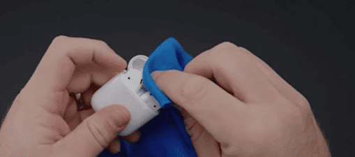 Người dùng vệ sinh tai nghe Bluetooth sau khi sử dụng để giữ độ bền