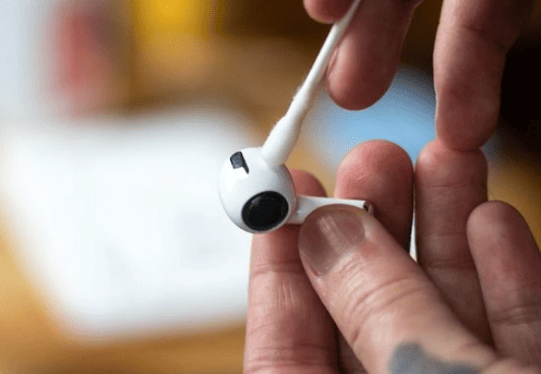 Cách vệ sinh tai nghe Bluetooth đúng cách