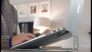 giá đỡ laptop khi nằm