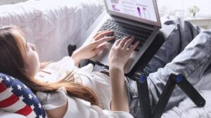 giá đỡ laptop nằm giường